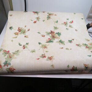 Vintage-Style Floral Ivy Wallpaper – Neutral Cream with Green & Burgundy